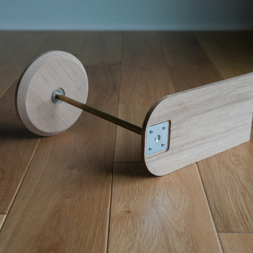 uplift｜ソファーやベッドに差し込む倒れないサイドテーブル。オーク