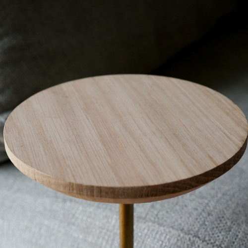 木製　テーブル　真鍮　サイドテーブル uplift｜ソファーやベッドに差し込む倒れないサイドテーブル。オーク