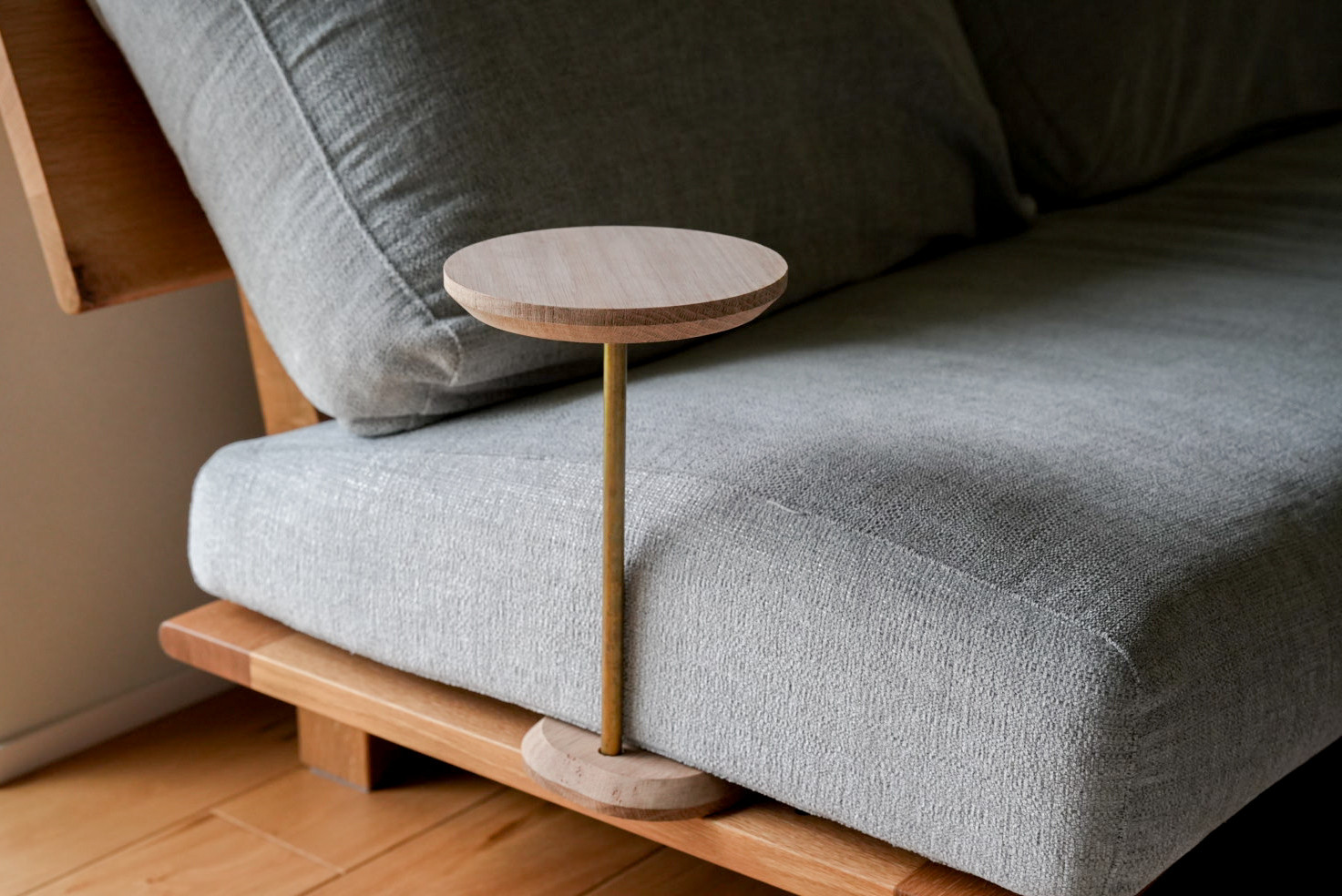 uplift｜ソファーやベッドに差し込む倒れないサイドテーブル。オーク、ウォールナットの天板と真鍮製アイアンポール