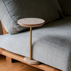 uplift｜ソファーやベッドに差し込む倒れないサイドテーブル。オーク