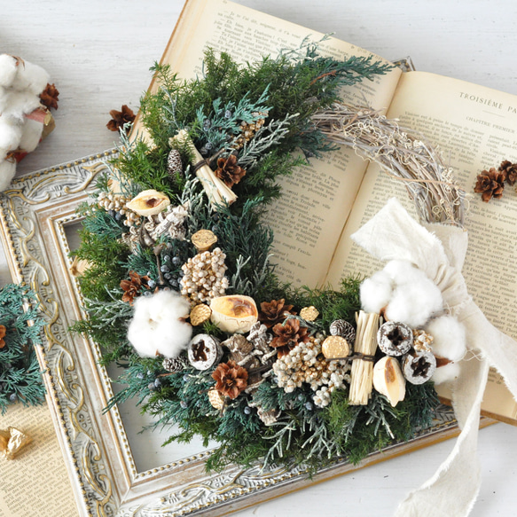 【メルカリ便】針葉樹のナチュラルリース　クリスマス　アンティークベル　591 メルカリ便】針葉樹のナチュラルリース クリスマス アンティークベル