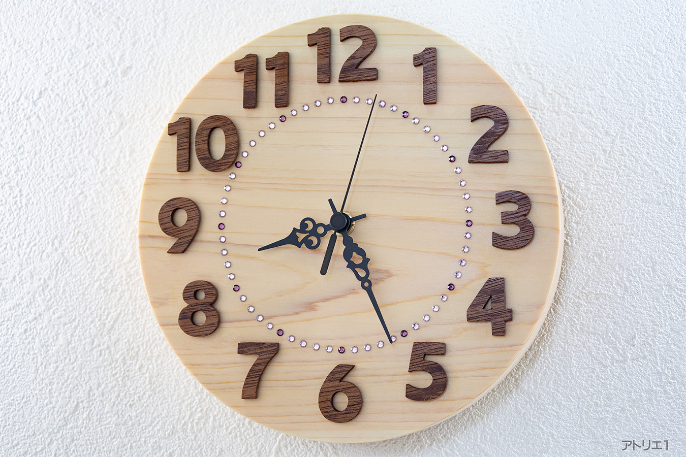 大きな数字で時刻が見やすい落ち着いたデザインの檜の掛け時計