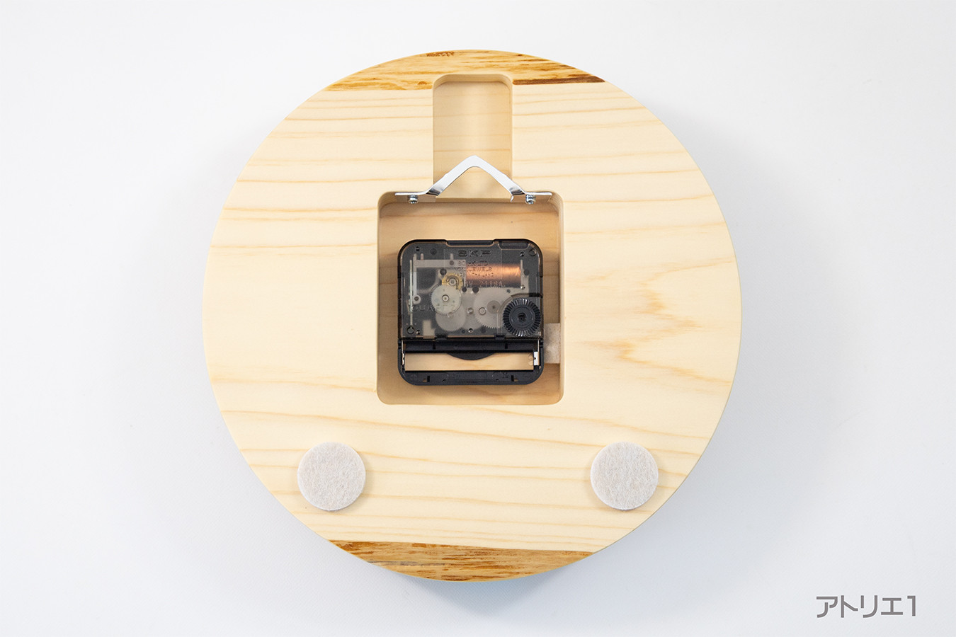大きな数字で時刻が見やすい落ち着いたデザインの檜の掛け時計