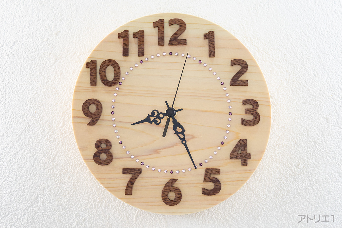大きな数字で時刻が見やすい落ち着いたデザインの檜の掛け時計