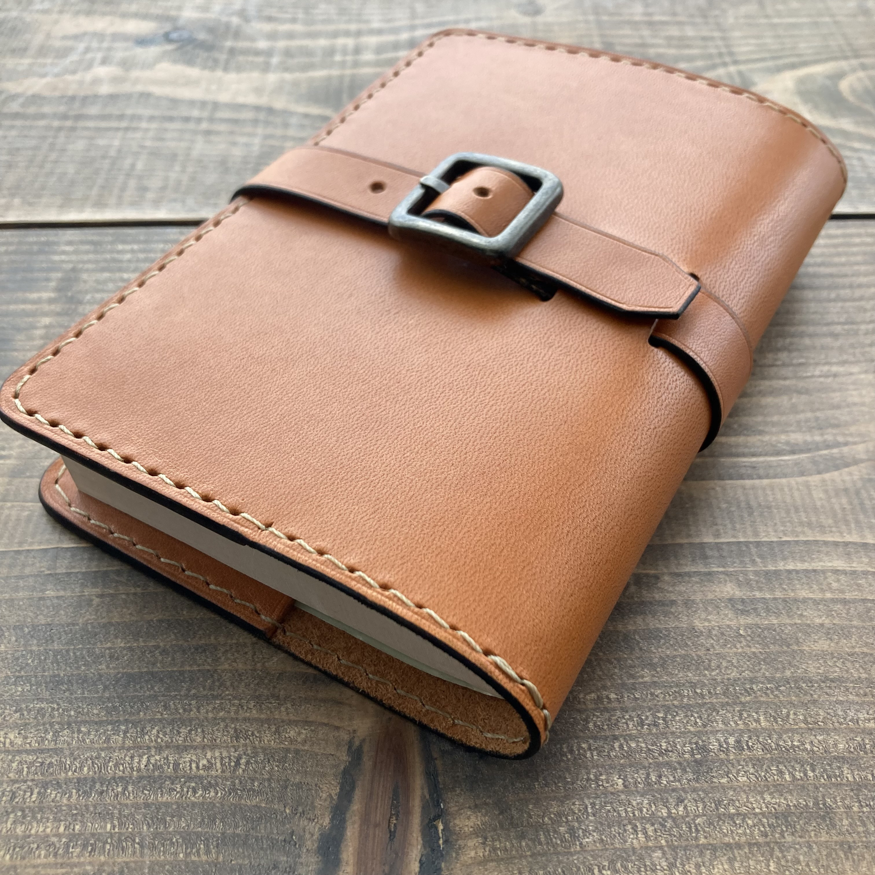 【名入れ可】中世ヨーロッパをイメージしたクラシックレザーブックカバー(文庫本) ヌメ革(本革) 栃木レザー キャメル