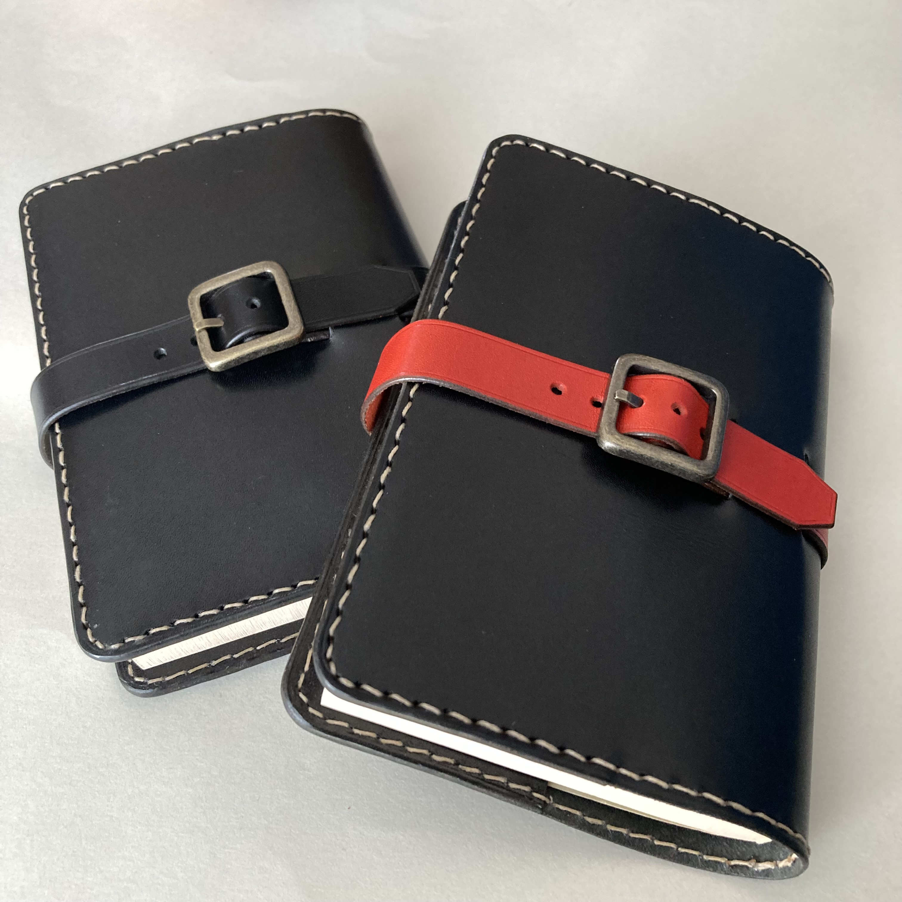 【名入れ可】中世ヨーロッパをイメージしたクラシックレザーブックカバー(文庫本) ヌメ革(本革) 栃木レザー ブラック