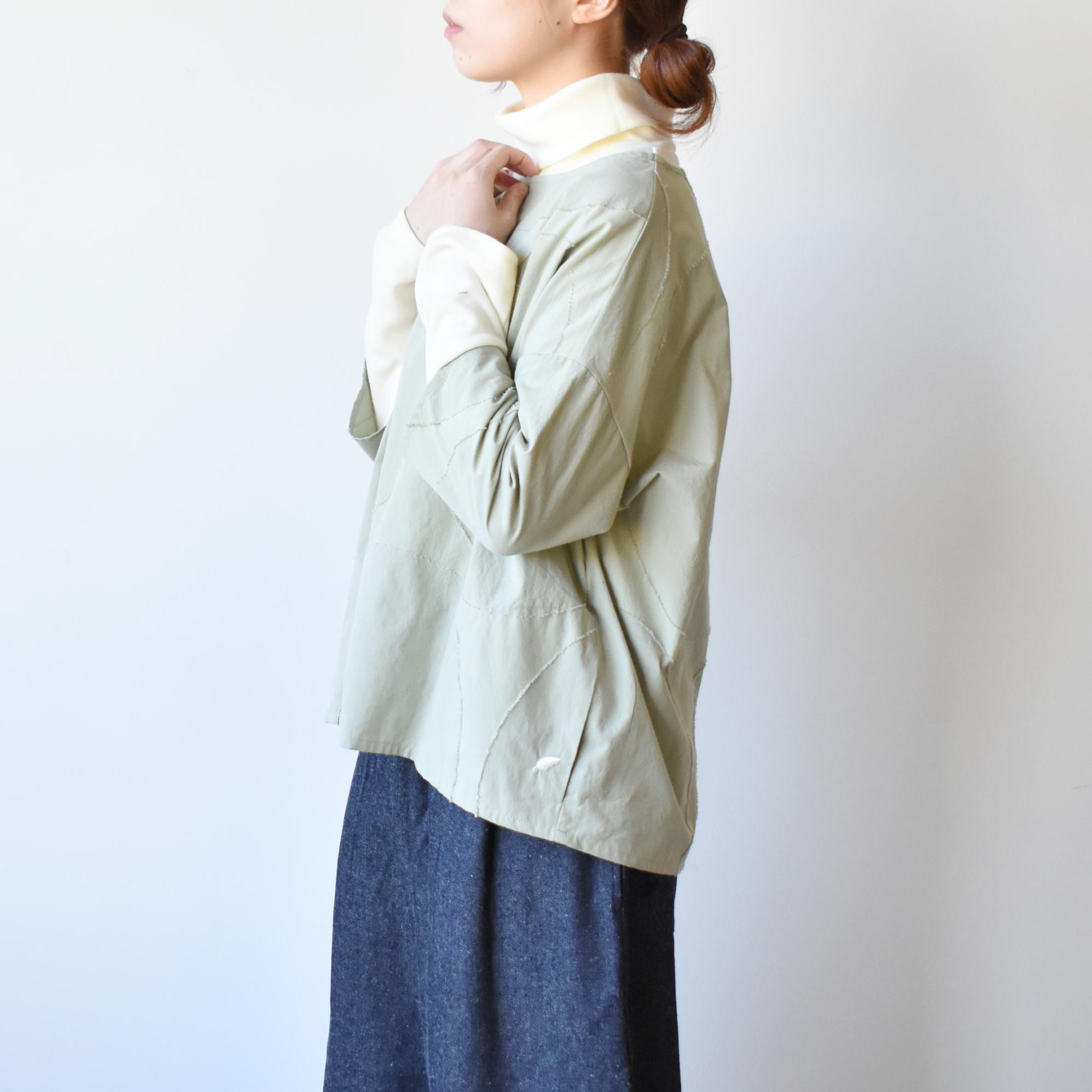 大胆なドット柄が引き立つ、ジャガード織のバルーンブラウス【SOL234F】