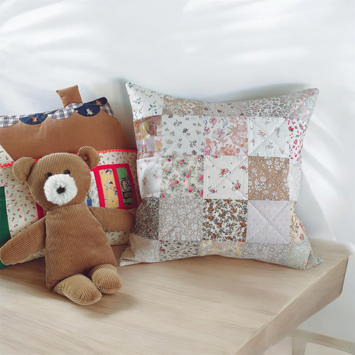 リバティプリントで作ったパッチワークキルトのクッションカバー② 高