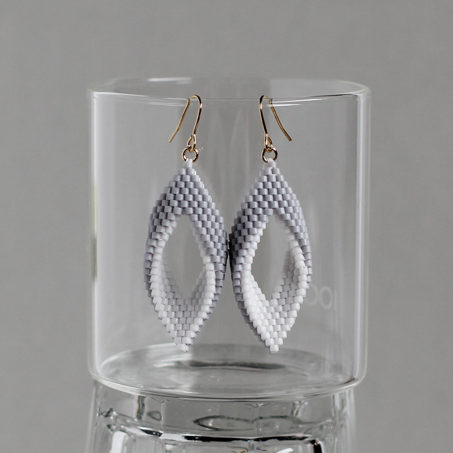 リーフピアス（白グレー）