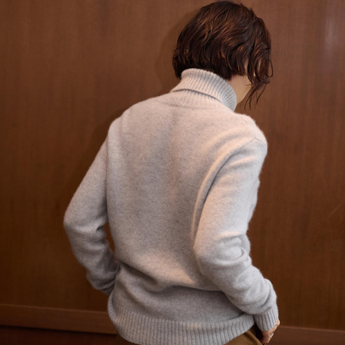 シンプルだけど、一枚で様になる』カシミヤ100% タートルネック シンプルだけど、一枚で様になる』カシミヤ100% タートルネック