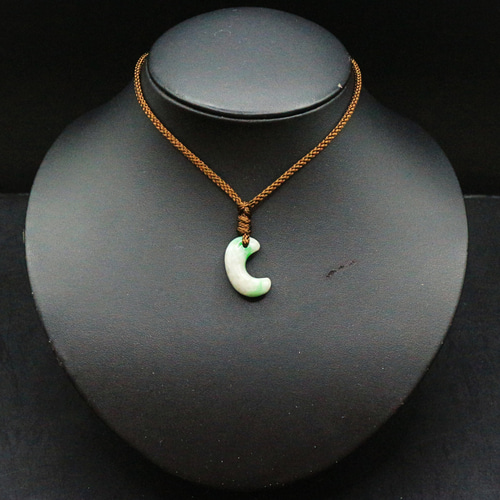 勾玉 ミャンマー産 翡翠 magatama131 ネックレス・ペンダント