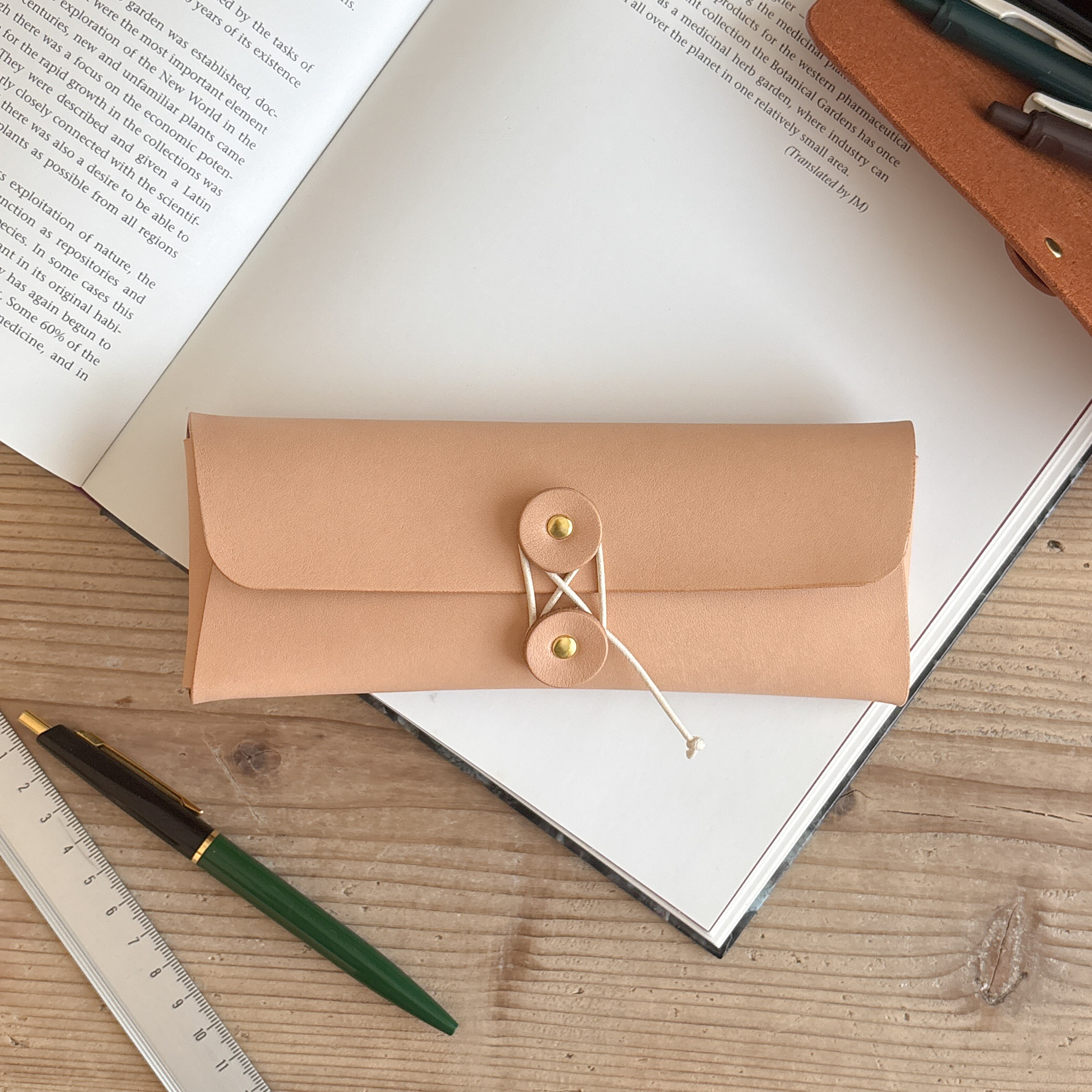 【名入れ】 “紐とじペンケース”ナチュラル　ヌメ革　レザー　メガネケース