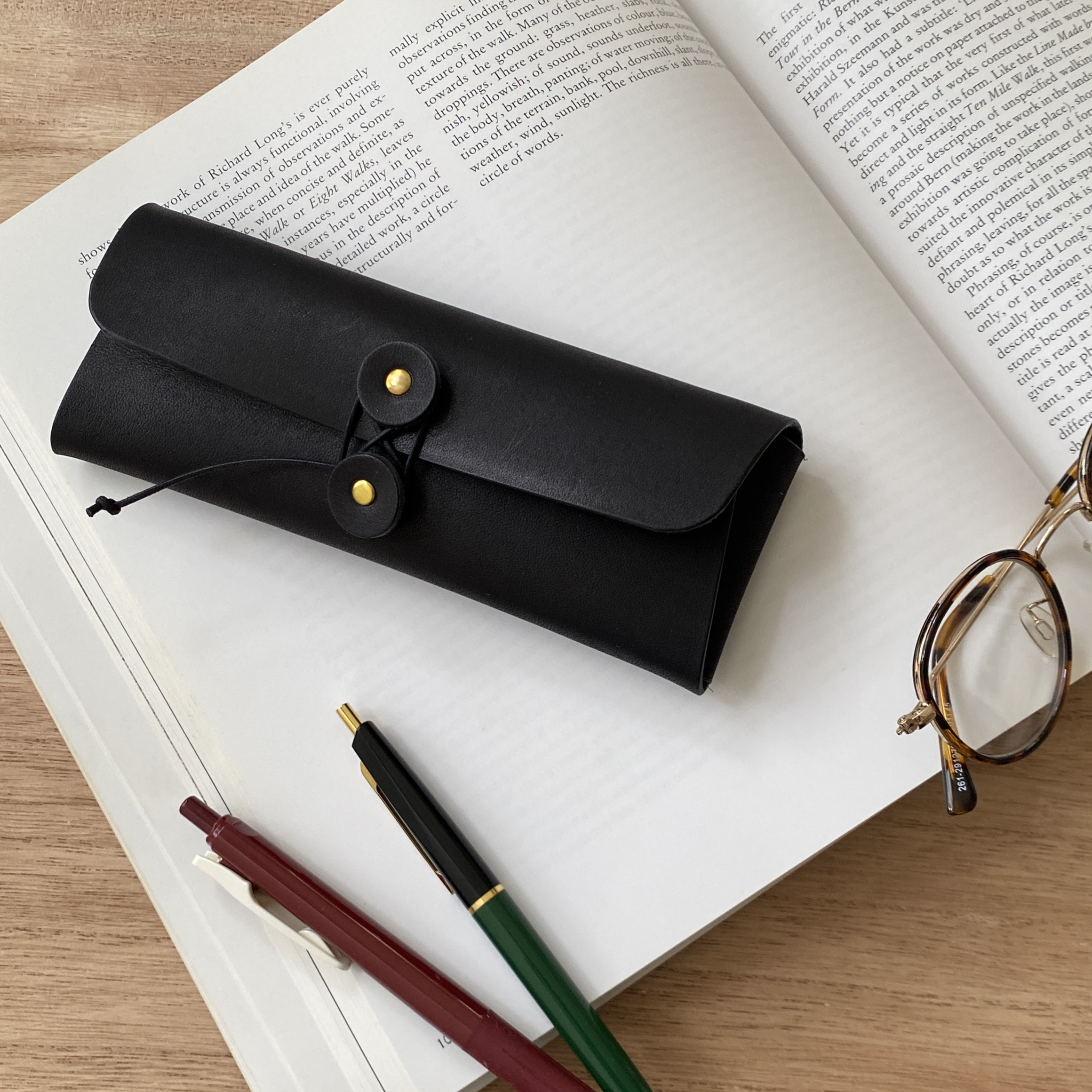 【名入れ】“Kuru Kuru pen  case ブラック”ペンケース　黒　革　レザー　メガネケース　クリスマス