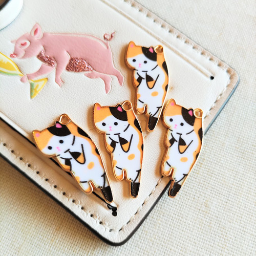 25×13mm つかまれネコのチャーム 三毛猫 10個セット B451 チャーム