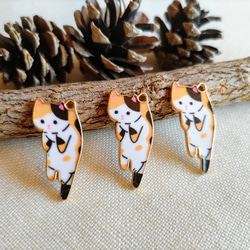 25×13mm つかまれネコのチャーム 三毛猫 10個セット B451