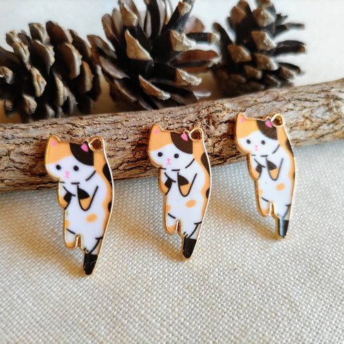 25×13mm つかまれネコのチャーム 三毛猫 10個セット B451 チャーム