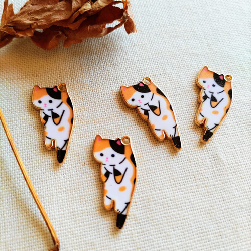 25×13mm つかまれネコのチャーム 三毛猫 10個セット B451 チャーム