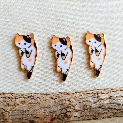 25×13mm つかまれネコのチャーム 三毛猫 10個セット B451 チャーム