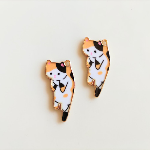 25×13mm つかまれネコのチャーム 三毛猫 10個セット B451 チャーム