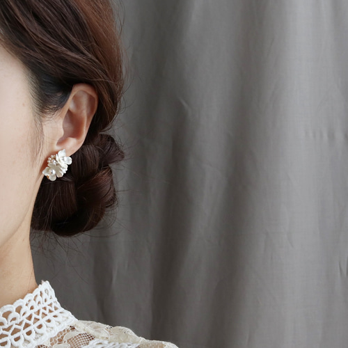 2点セット・ゴールドブーケと白花のピアス(イヤリング) ピアス 