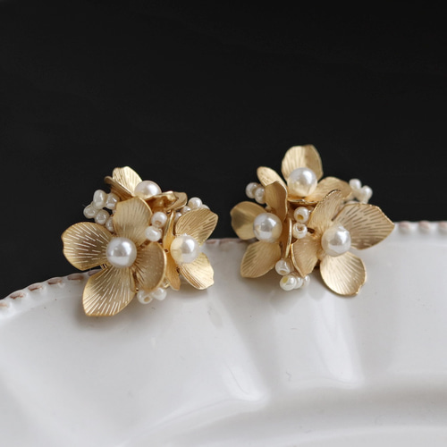 2点セット・ゴールドブーケと白花のピアス(イヤリング) ピアス 