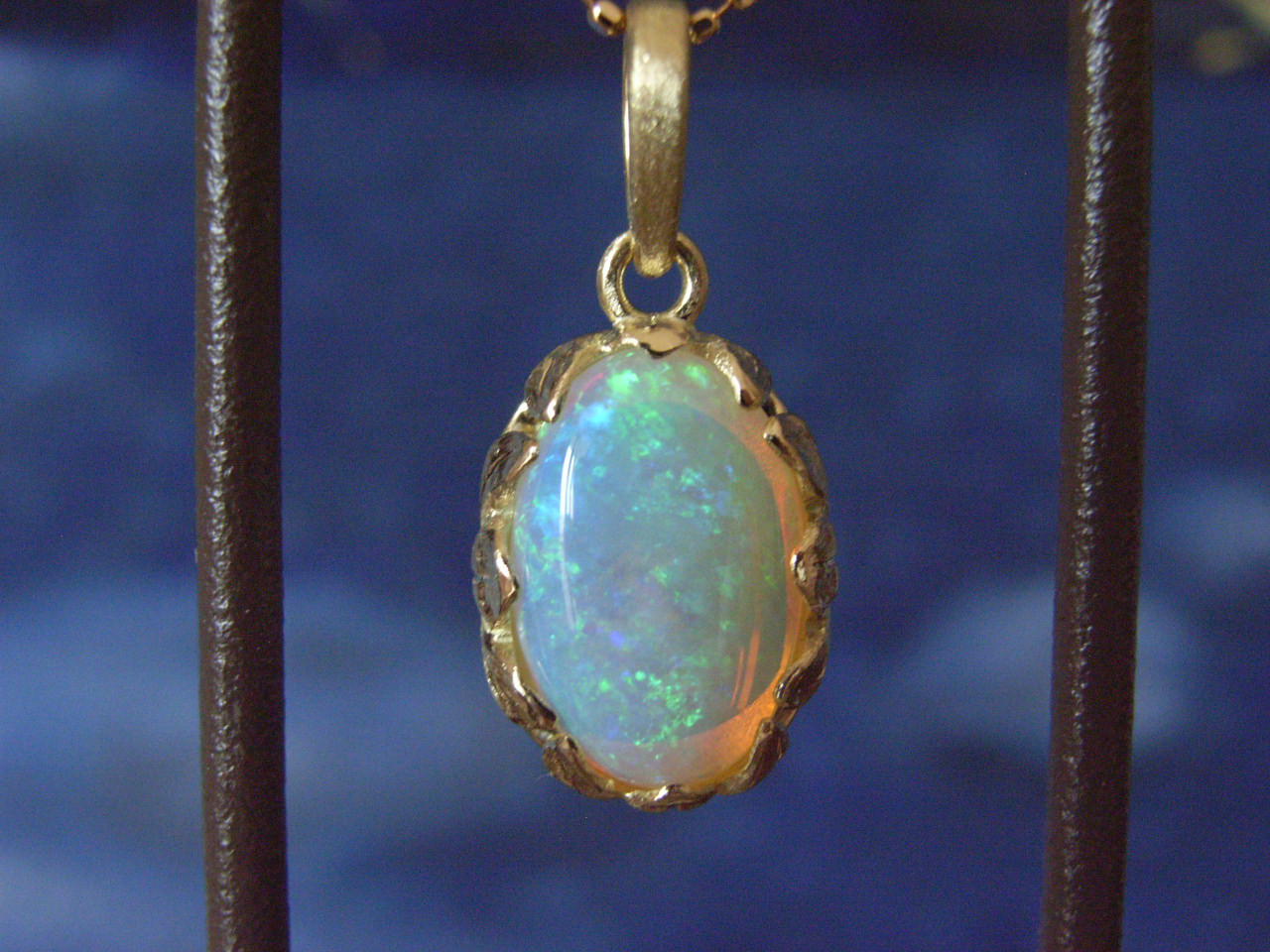 K18YGホワイトオパールのペンダントトップ