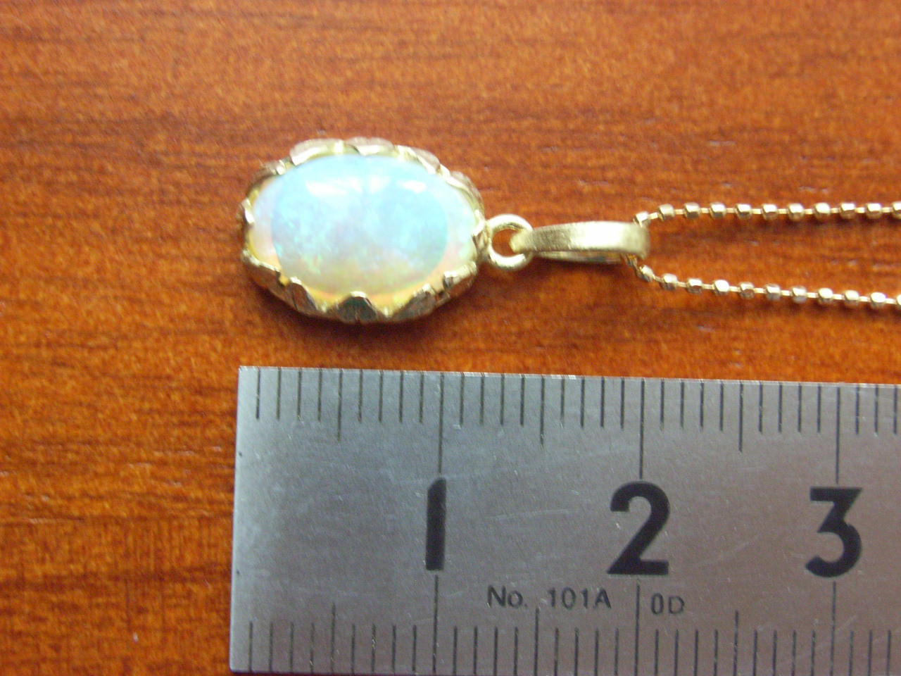 K18YGホワイトオパールのペンダントトップ