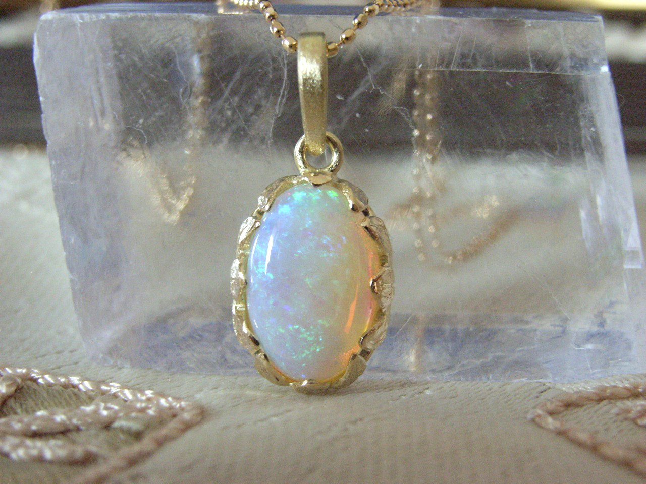 K18YGホワイトオパールのペンダントトップ