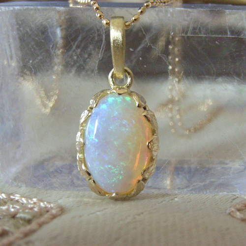 K18YGホワイトオパールのペンダントトップ ペンダントトップ フラワー