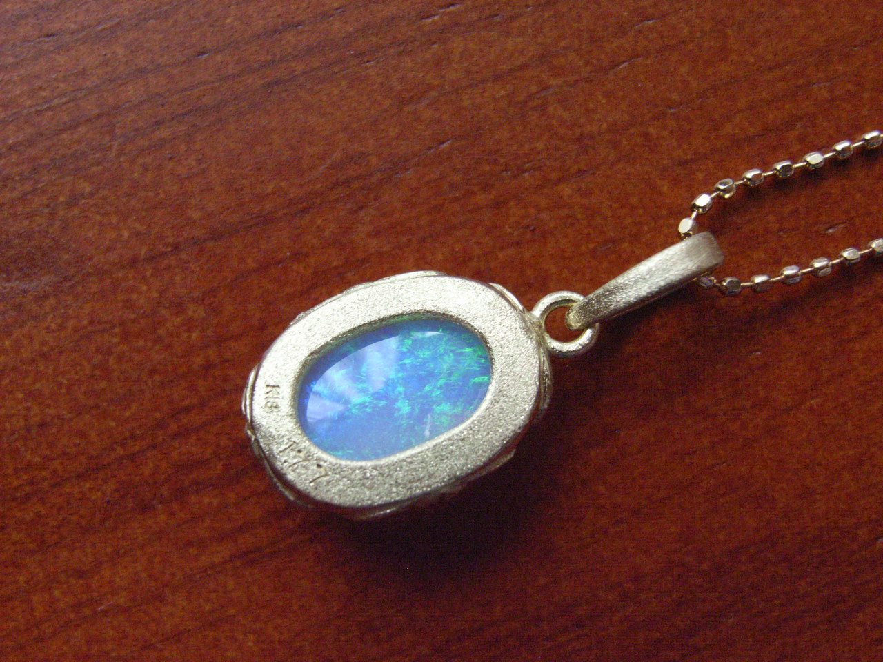 K18YGホワイトオパールのペンダントトップ