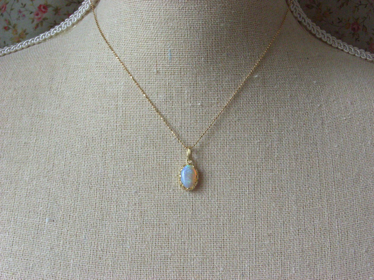 K18YGホワイトオパールのペンダントトップ