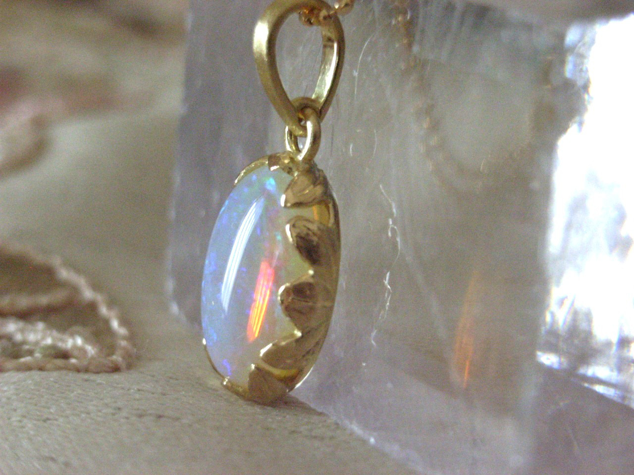 K18YGホワイトオパールのペンダントトップ