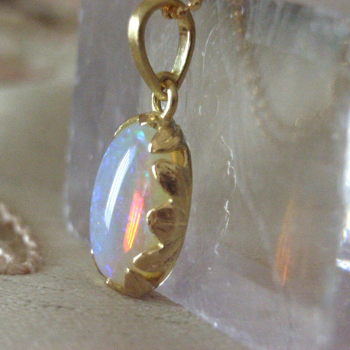 K18YGホワイトオパールのペンダントトップ ペンダントトップ フラワー