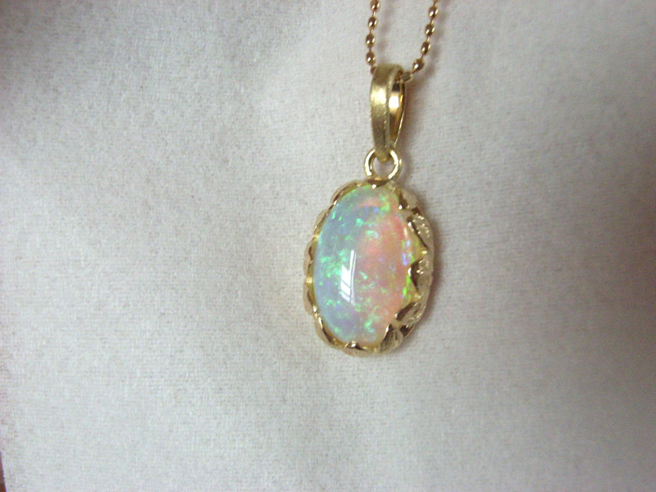 K18YGホワイトオパールのペンダントトップ