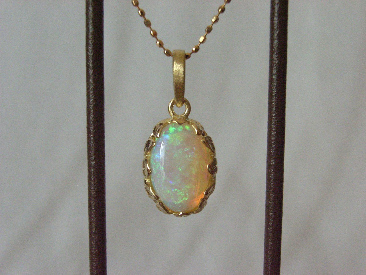 K18YGホワイトオパールのペンダントトップ