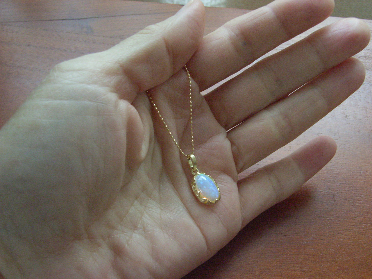 K18YGホワイトオパールのペンダントトップ