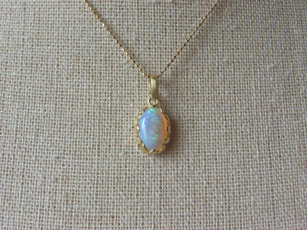 K18YGホワイトオパールのペンダントトップ