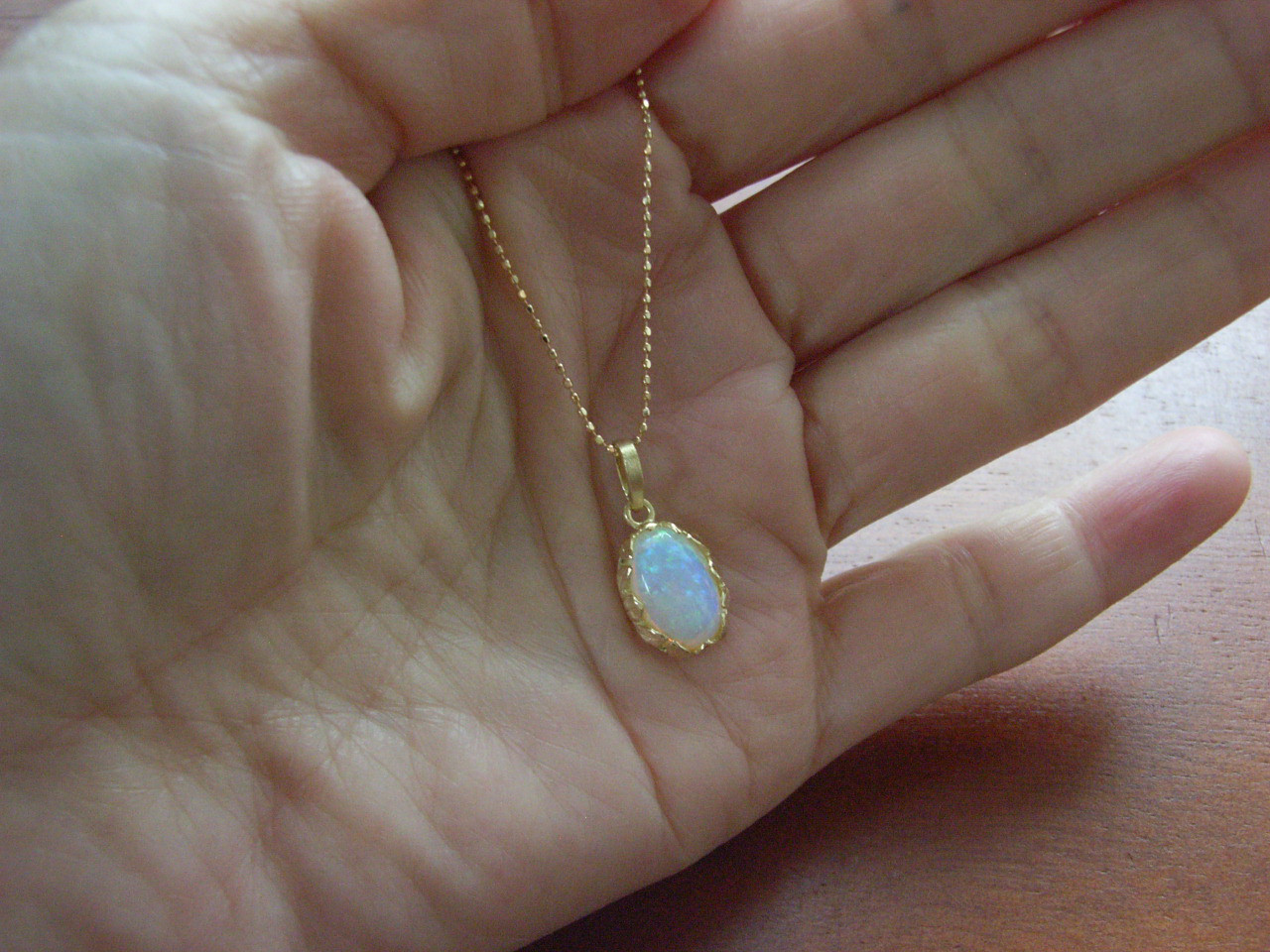 K18YGホワイトオパールのペンダントトップ