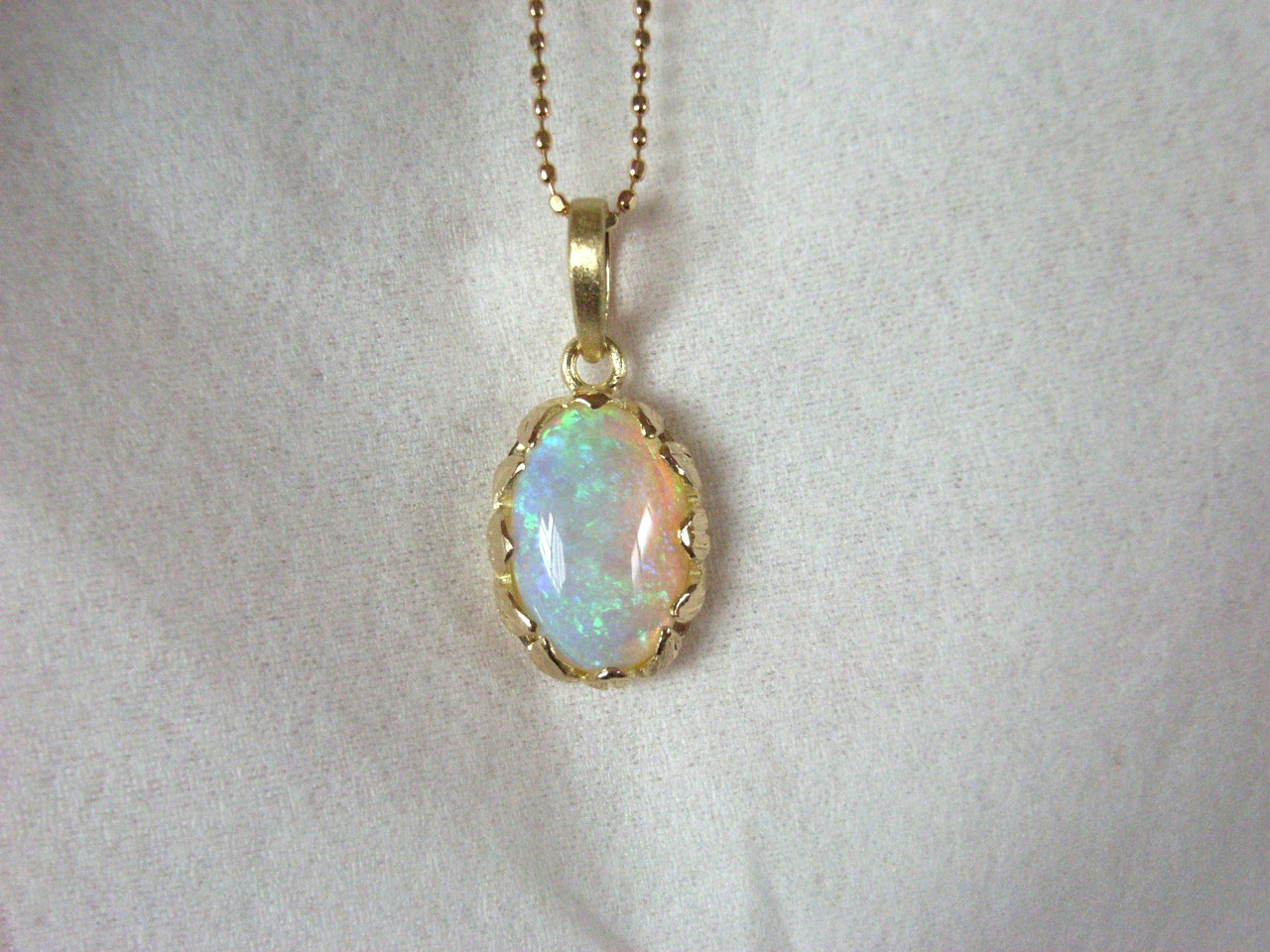 K18YGホワイトオパールのペンダントトップ