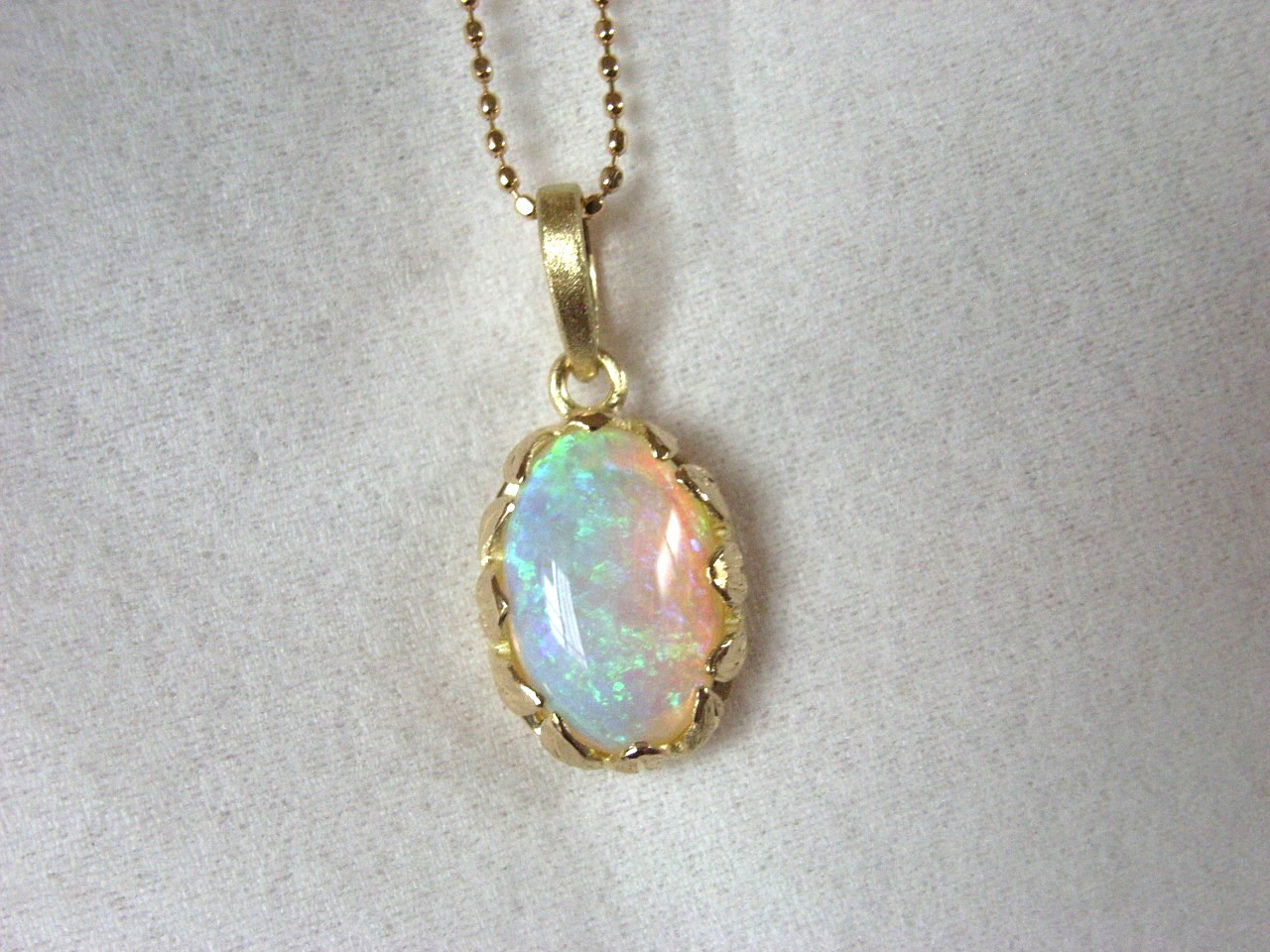 K18YGホワイトオパールのペンダントトップ