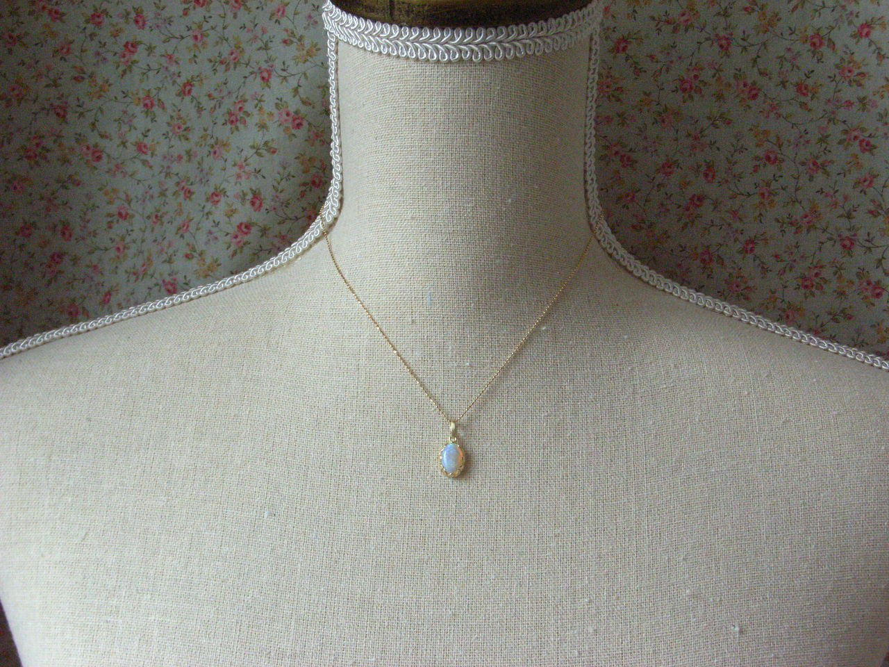 K18YGホワイトオパールのペンダントトップ