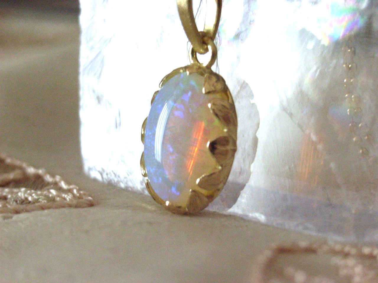 K18YGホワイトオパールのペンダントトップ