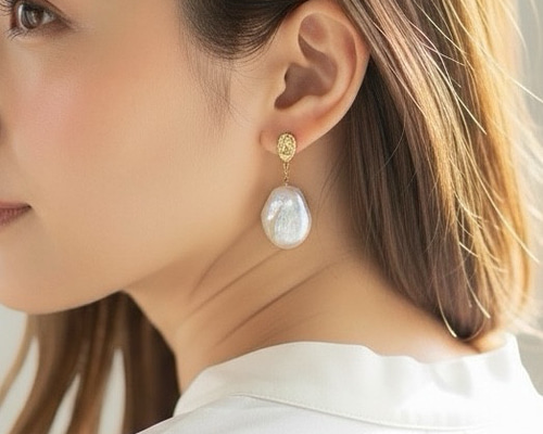 清楚な白♡大ぶり淡水バロックパールピアス/ケシ風/人気/ウェディング