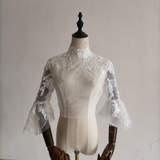 上品！ボレロ ふんわり袖 ハイネック キラキラ光る刺繍 くるみボタン 可愛い 花嫁