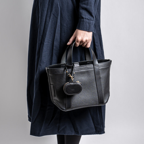 イタリア製レザーで仕立てた軽くて丈夫なトートS ＜ブラック black