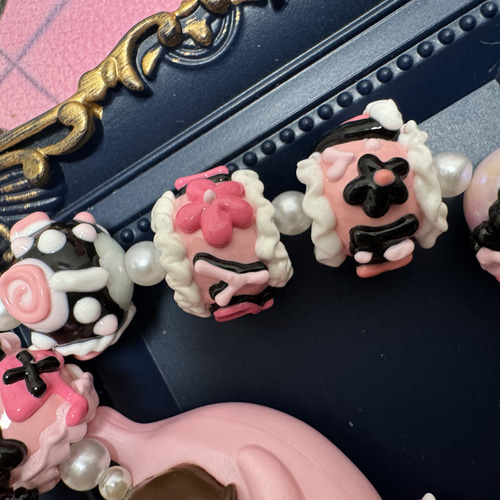 ハンドメイド バッグチャーム 手描きビーズ デコビーズ ピンクバナナ