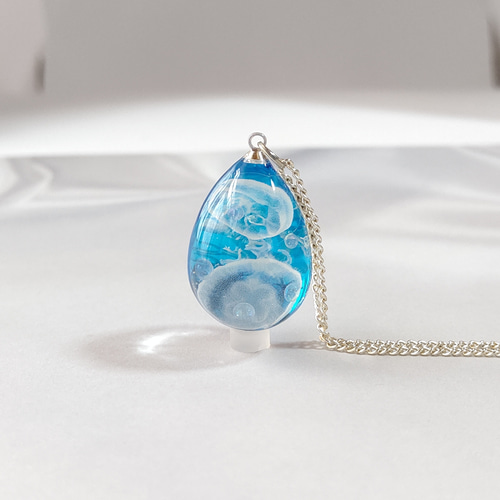 クラゲとしゃぼん玉とドライモスの水色のたまご型レジンのネックレス