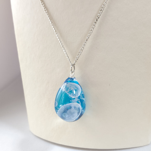 クラゲとしゃぼん玉とドライモスの水色のたまご型レジンのネックレス