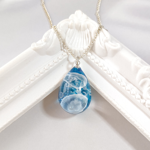 クラゲとしゃぼん玉とドライモスの水色のたまご型レジンのネックレス