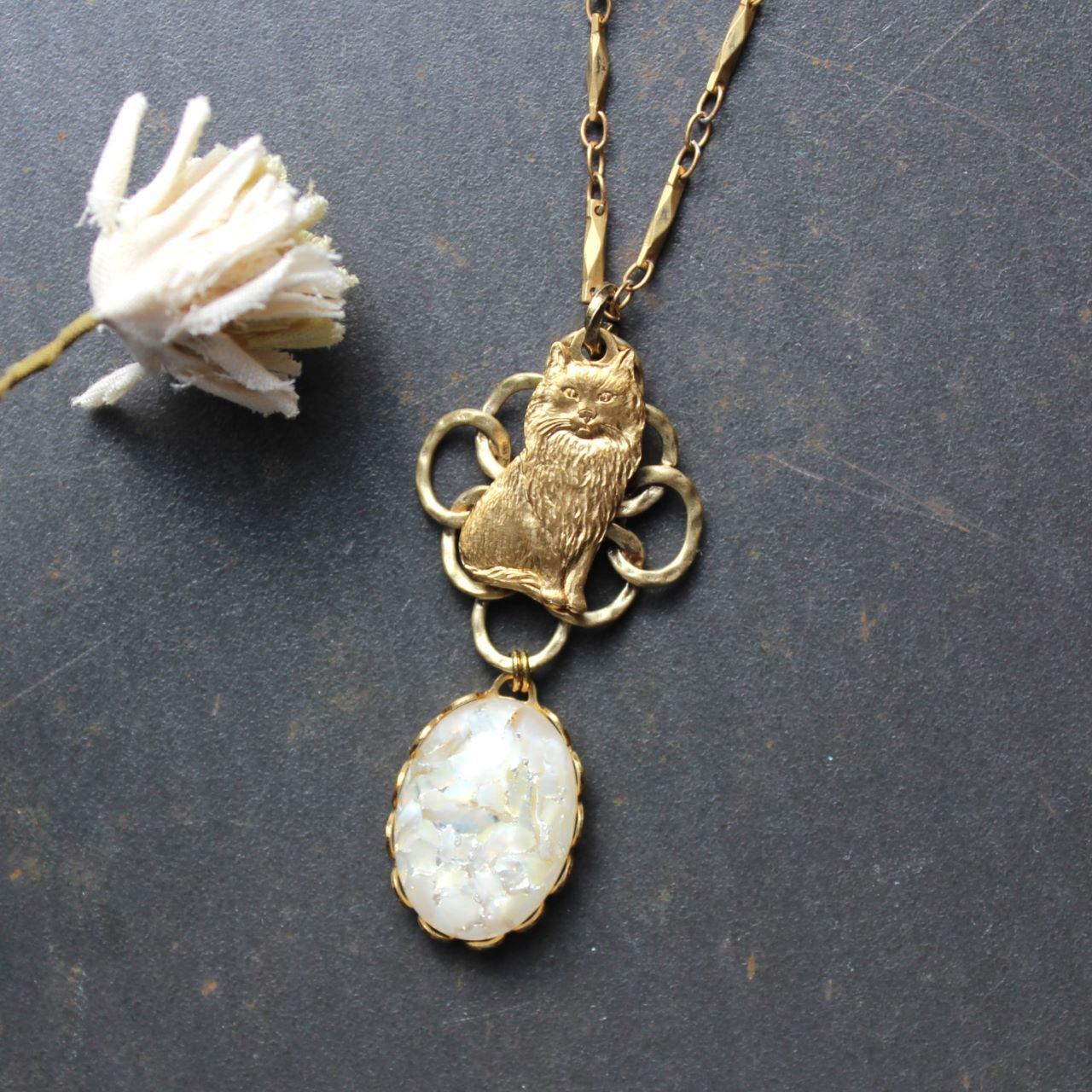 猫さんといつも一緒。雲のようなヴィンテージ・ガラスカボションの真鍮クラシカル・ペンダント・ネックレス